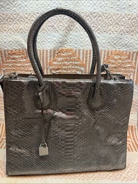 Michael Kors Mercer Medium Metallic Snake-Embossed-Leather Crossbody Bag Silver
